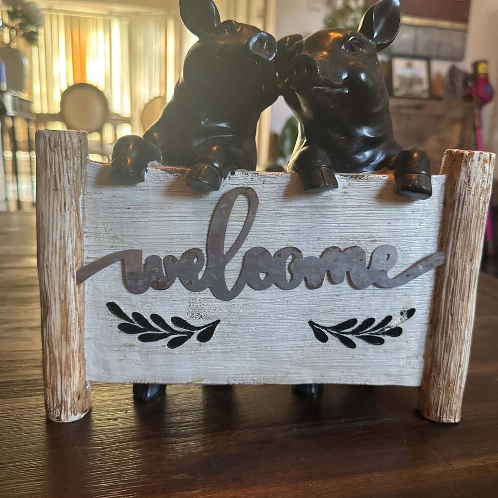 Pig - Garden Welcome Sign Statue Resin Farm Animals
